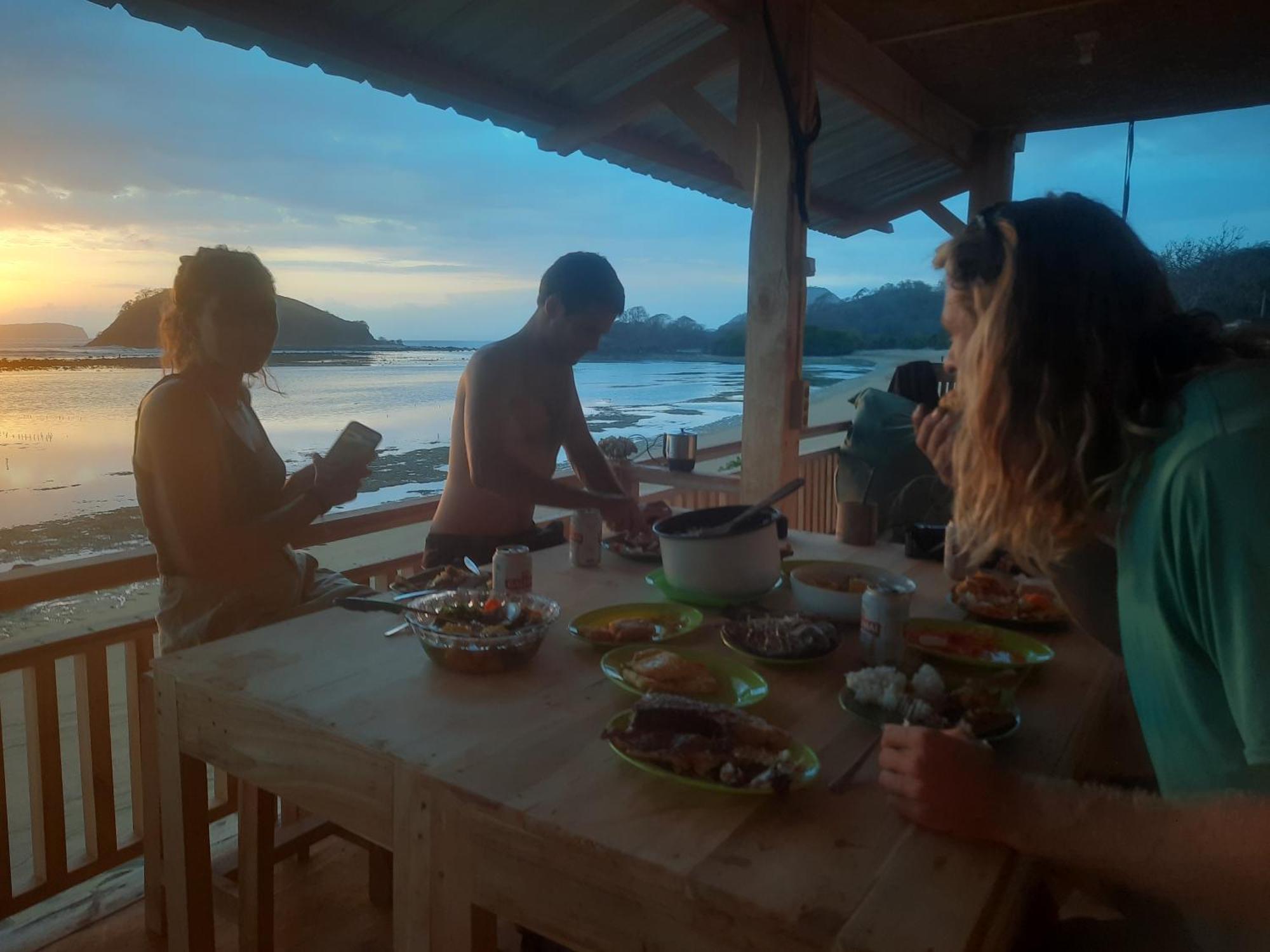 Boneputeh Homestay Taliwang Экстерьер фото
